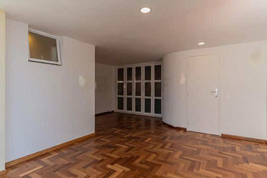Apartamento mobiliado com varanda e 2 suítes. Academia no condomínio. Ideal para comprar. — foto 9