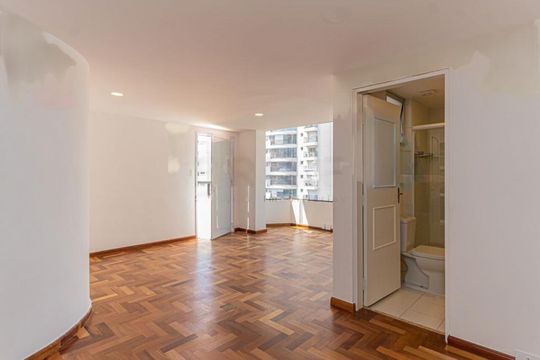 Apartamento mobiliado com varanda e 2 suítes. Academia no condomínio. Ideal para comprar. — foto 8