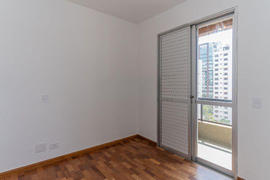 Apartamento mobiliado com varanda e 2 suítes. Academia no condomínio. Ideal para comprar. — foto 6