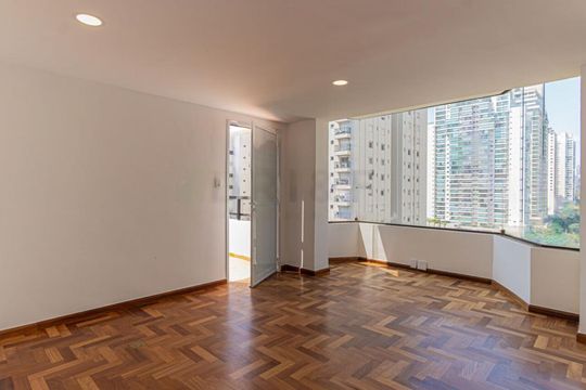 Apartamento mobiliado com varanda e 2 suítes. Academia no condomínio. Ideal para comprar. — foto 17