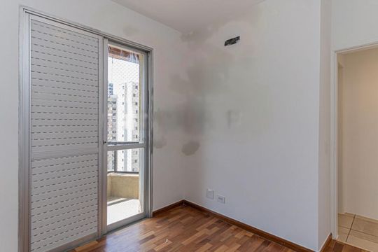 Apartamento mobiliado com varanda e 2 suítes. Academia no condomínio. Ideal para comprar. — foto 2