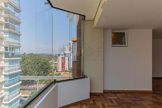 Apartamento mobiliado com varanda e 2 suítes. Academia no condomínio. Ideal para comprar. — foto 28