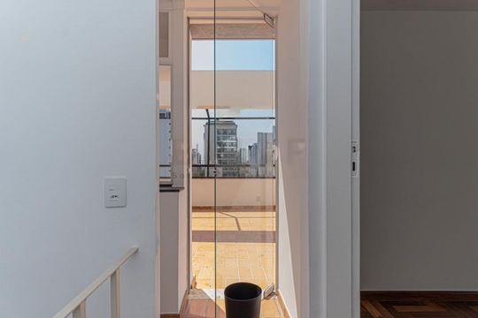 Apartamento mobiliado com varanda e 2 suítes. Academia no condomínio. Ideal para comprar. — foto 15