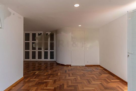 Apartamento mobiliado com varanda e 2 suítes. Academia no condomínio. Ideal para comprar. — foto 10