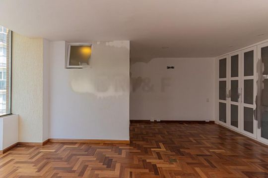 Apartamento mobiliado com varanda e 2 suítes. Academia no condomínio. Ideal para comprar. — foto 7