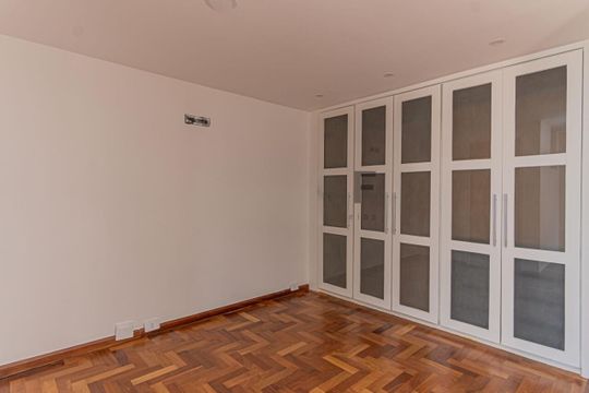 Apartamento mobiliado com varanda e 2 suítes. Academia no condomínio. Ideal para comprar. — foto 4