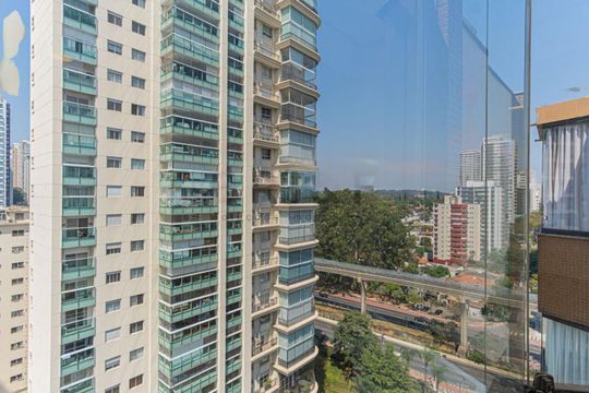 Apartamento mobiliado com varanda e 2 suítes. Academia no condomínio. Ideal para comprar. — foto 42