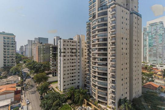 Apartamento mobiliado com varanda e 2 suítes. Academia no condomínio. Ideal para comprar. — foto 44