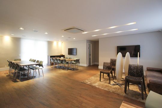 Apartamento mobiliado com 3 quartos, varanda e piscina no condomínio. Oportunidades de compra únicas. — Área comum