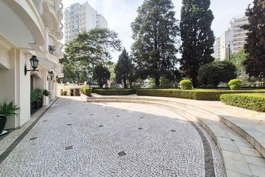 Apartamento mobiliado com 3 quartos, varanda e piscina no condomínio. Oportunidades de compra únicas. — Área comum