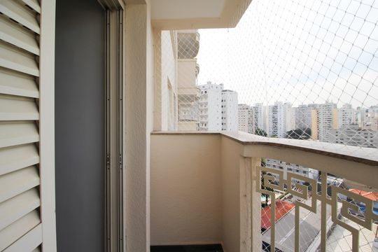 Apartamento mobiliado com 3 quartos, varanda e piscina no condomínio. Oportunidades de compra únicas. — Varanda da Suíte 3