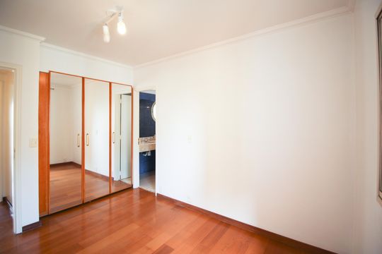 Apartamento mobiliado com 3 quartos, varanda e piscina no condomínio. Oportunidades de compra únicas. — Suíte 2