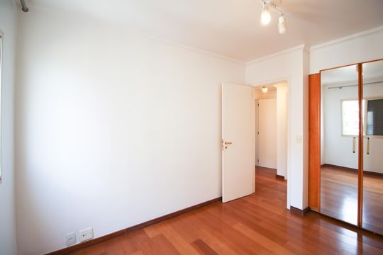 Apartamento mobiliado com 3 quartos, varanda e piscina no condomínio. Oportunidades de compra únicas. — Suíte 2