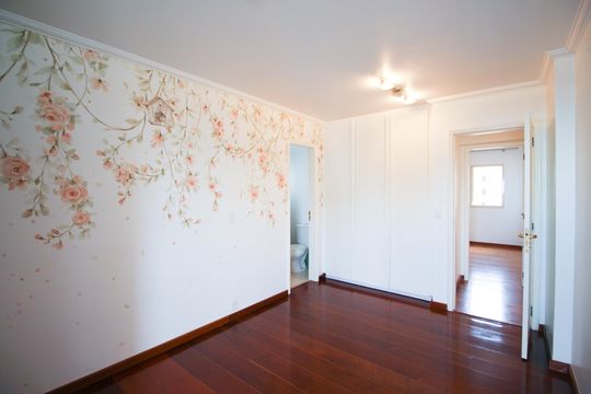 Apartamento mobiliado com 3 quartos, varanda e piscina no condomínio. Oportunidades de compra únicas. — Suíte 3