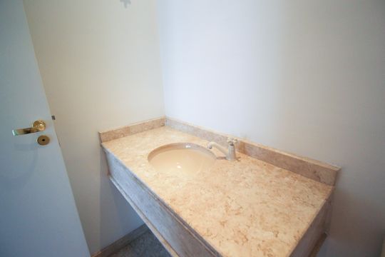 Apartamento mobiliado com 3 quartos, varanda e piscina no condomínio. Oportunidades de compra únicas. — Lavabo