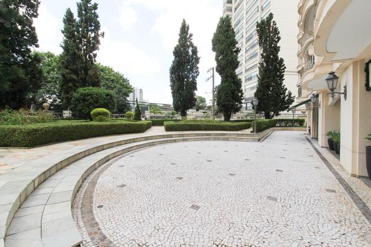 Apartamento mobiliado com 3 quartos, varanda e piscina no condomínio. Oportunidades de compra únicas. — Área comum