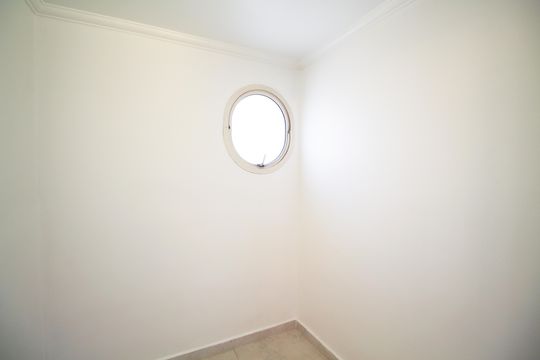 Apartamento mobiliado com 3 quartos, varanda e piscina no condomínio. Oportunidades de compra únicas. — Quarto de serviço