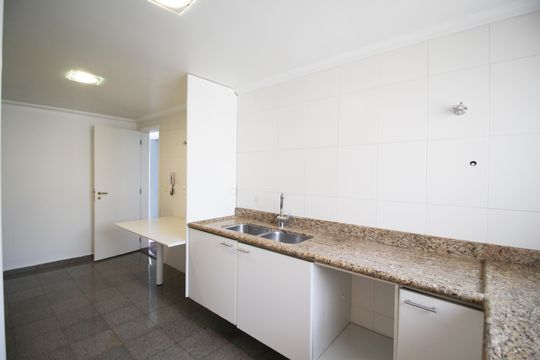 Apartamento mobiliado com 3 quartos, varanda e piscina no condomínio. Oportunidades de compra únicas. — Cozinha