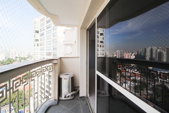 Apartamento mobiliado com 3 quartos, varanda e piscina no condomínio. Oportunidades de compra únicas. — Varanda da Sala