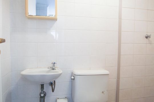 Apartamento mobiliado com 3 quartos, varanda e piscina no condomínio. Oportunidades de compra únicas. — Banheiro de serviço