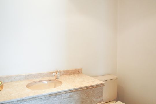 Apartamento mobiliado com 3 quartos, varanda e piscina no condomínio. Oportunidades de compra únicas. — Lavabo