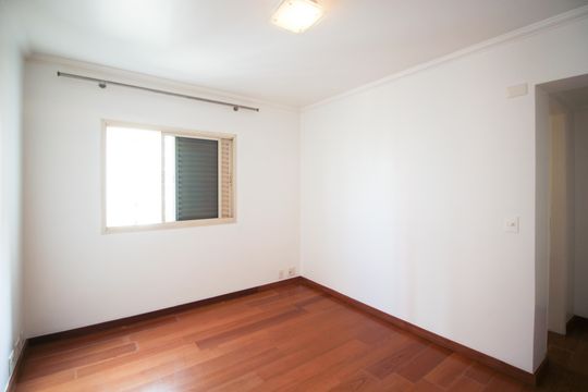 Apartamento mobiliado com 3 quartos, varanda e piscina no condomínio. Oportunidades de compra únicas. — Suíte