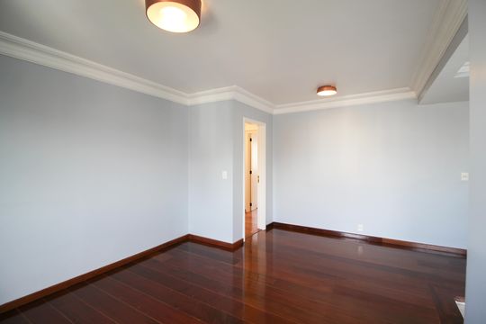 Apartamento mobiliado com 3 quartos, varanda e piscina no condomínio. Oportunidades de compra únicas. — Quarto