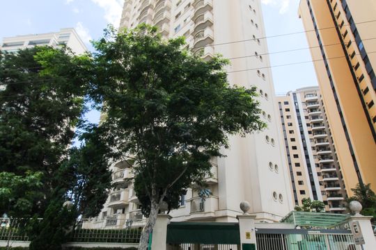 Apartamento mobiliado com 3 quartos, varanda e piscina no condomínio. Oportunidades de compra únicas. — Fachada