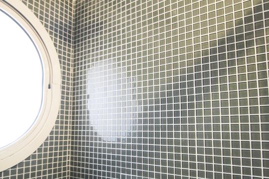 Apartamento mobiliado com 3 quartos, varanda e piscina no condomínio. Oportunidades de compra únicas. — Banheiro da Suíte