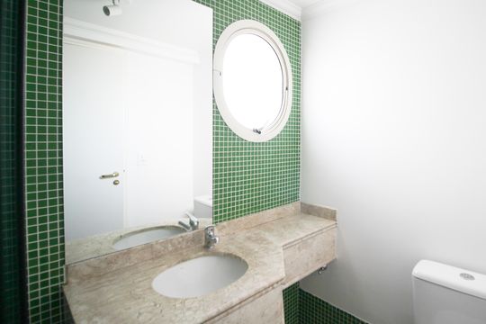 Apartamento mobiliado com 3 quartos, varanda e piscina no condomínio. Oportunidades de compra únicas. — Banheiro da Suíte 3