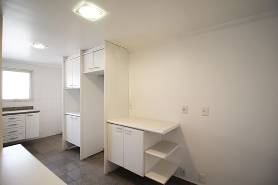 Apartamento mobiliado com 3 quartos, varanda e piscina no condomínio. Oportunidades de compra únicas. — Cozinha