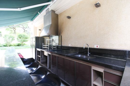 Apartamento mobiliado com 3 quartos, varanda e piscina no condomínio. Oportunidades de compra únicas. — Área comum