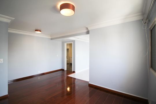 Apartamento mobiliado com 3 quartos, varanda e piscina no condomínio. Oportunidades de compra únicas. — Quarto
