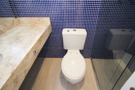 Apartamento mobiliado com 3 quartos, varanda e piscina no condomínio. Oportunidades de compra únicas. — Banheiro da Suíte 2