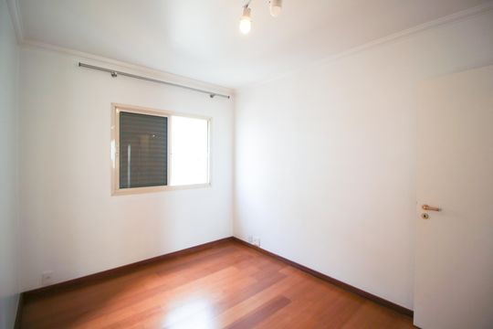 Apartamento mobiliado com 3 quartos, varanda e piscina no condomínio. Oportunidades de compra únicas. — Suíte 2