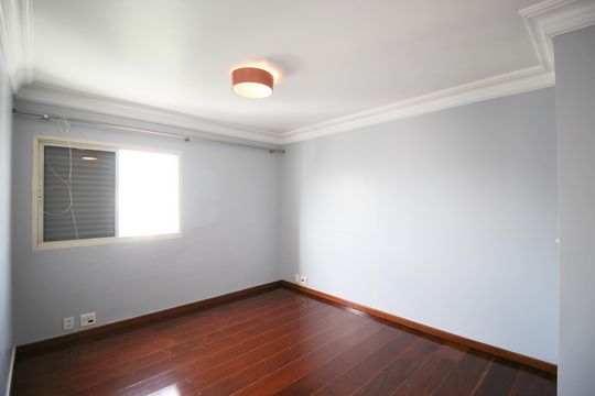 Apartamento mobiliado com 3 quartos, varanda e piscina no condomínio. Oportunidades de compra únicas. — Quarto