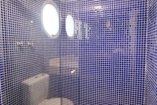 Apartamento mobiliado com 3 quartos, varanda e piscina no condomínio. Oportunidades de compra únicas. — Banheiro da Suíte 2
