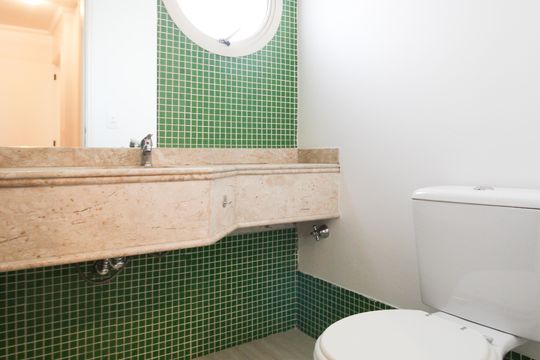 Apartamento mobiliado com 3 quartos, varanda e piscina no condomínio. Oportunidades de compra únicas. — Banheiro da Suíte 3