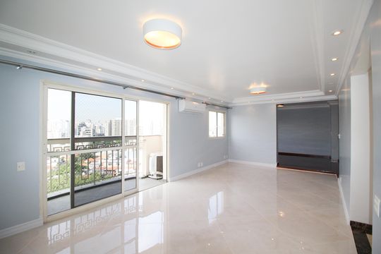 Apartamento mobiliado com 3 quartos, varanda e piscina no condomínio. Oportunidades de compra únicas. — Sala