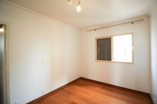 Apartamento mobiliado com 3 quartos, varanda e piscina no condomínio. Oportunidades de compra únicas. — Suíte 2