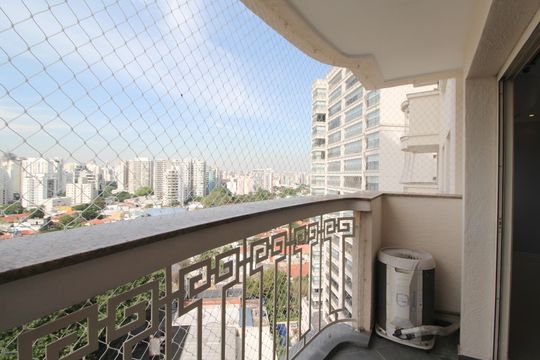 Apartamento mobiliado com 3 quartos, varanda e piscina no condomínio. Oportunidades de compra únicas. — Varanda da Sala