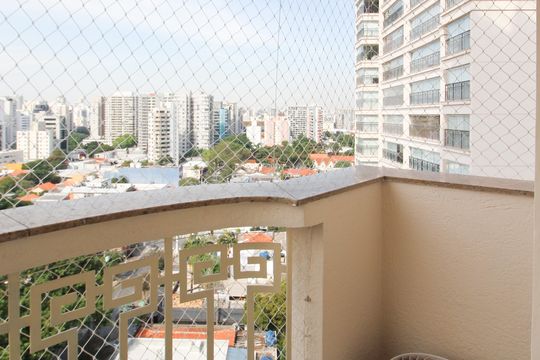 Apartamento mobiliado com 3 quartos, varanda e piscina no condomínio. Oportunidades de compra únicas. — Varanda da Suíte 3