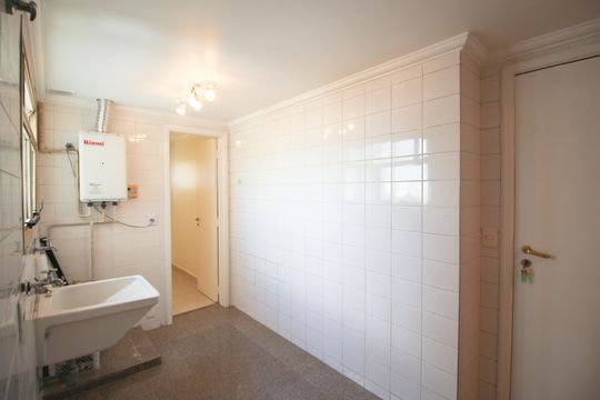 Apartamento mobiliado com 3 quartos, varanda e piscina no condomínio. Oportunidades de compra únicas. — Área de serviço