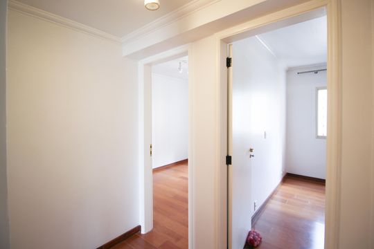 Apartamento mobiliado com 3 quartos, varanda e piscina no condomínio. Oportunidades de compra únicas. — Corredor