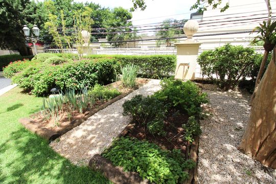 Apartamento mobiliado com 3 quartos, varanda e piscina no condomínio. Oportunidades de compra únicas. — Área comum