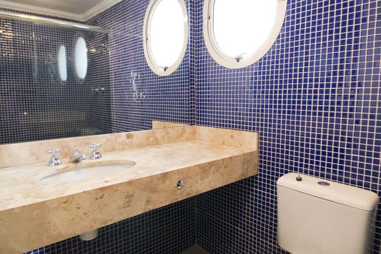 Apartamento mobiliado com 3 quartos, varanda e piscina no condomínio. Oportunidades de compra únicas. — Banheiro da Suíte 2
