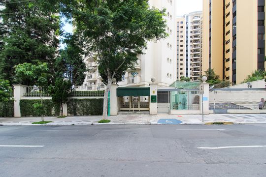 Apartamento mobiliado com 3 quartos, varanda e piscina no condomínio. Oportunidades de compra únicas. — Fachada