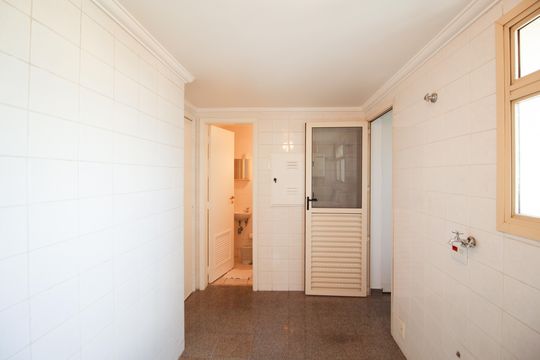 Apartamento mobiliado com 3 quartos, varanda e piscina no condomínio. Oportunidades de compra únicas. — Área de serviço
