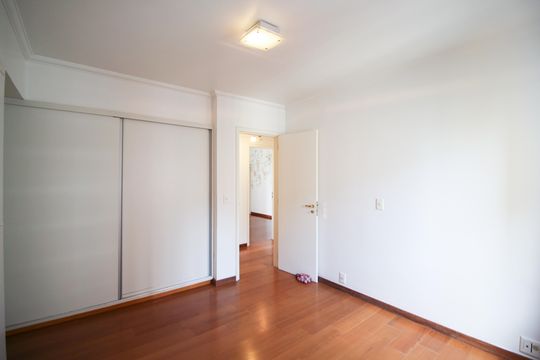 Apartamento mobiliado com 3 quartos, varanda e piscina no condomínio. Oportunidades de compra únicas. — Suíte