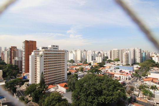 Apartamento mobiliado com 3 quartos, varanda e piscina no condomínio. Oportunidades de compra únicas. — Vista da Varanda da Sala